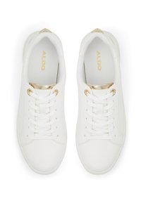 Valkoiset nahkakengät pyöreillä varpailla, kultaiset yksityiskohdat nyörikohdissa ja kielekkeessä, sekä teksturoitu takasivu. Nyörit kunnolla kiinnitetty.