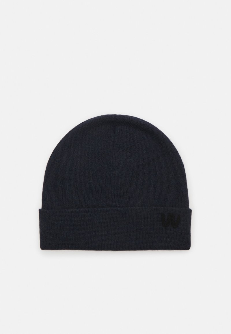 Strickmütze in Dunkelnavy mit einer weichen Textur. Hat einen umgeschlagenen Saum und ein kleines gesticktes Logo an der Seite.
