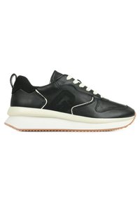 Sneaker in pelle nera con lacci bianchi, punta arrotondata e suola in gomma testurizzata. Presenta un accento logo sul lato e una linguetta sul tallone.