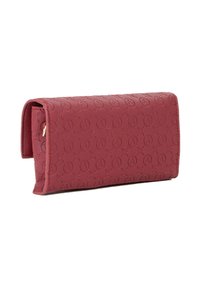 Portefeuille bordeaux texturé avec motif embossé, rabat pliant et détails en métal doré, avec une finition lisse et une forme rectangulaire.