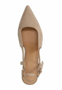 Naakte suede slingback pump met spitse neus, enkelband en verstelbare gesp. Glad binnenvoetje zichtbaar van bovenaf.