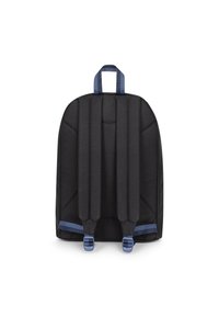Černý batoh vyrobený z odolné tkaniny, s polstrovaným zadním dílem, nastavitelnými popruhy a modrými akcenty nahoře a dole.