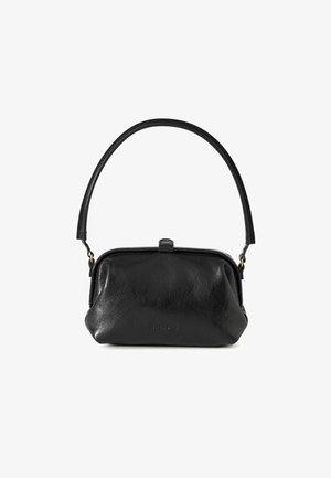 Bolso de mano de cuero negro con forma redondeada, asa corta y herrajes en tono dorado. Superficie texturizada con un cierre de broche en la parte superior.