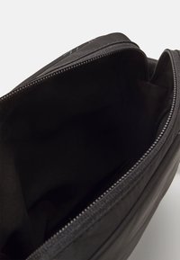 Calvin Klein Jeans SPORT ESSENTIALS REPORTER18 UNISEX - Borsa a tracolla - black/pinstripe grey