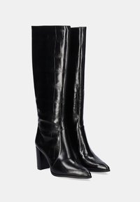 Botas de piel negra hasta la rodilla con textura de cocodrilo, puntera puntiaguda y tacón de bloque. Acabado suave con un diseño acentuado.