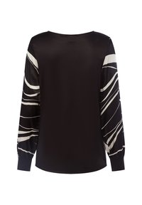 Zwarte blouse met lange mouwen, voorzien van witte gestreepte stof op de mouwen. Zachte textuur, ronde hals en getailleerde manchetten.