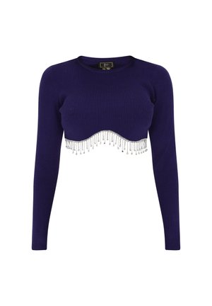 Lila geripptes Crop-Top mit langen Ärmeln und gewelltem Saum, der mit silbernen Perlenfransen entlang des unteren Randes verziert ist.