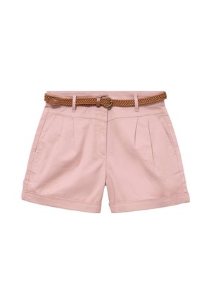 Shorts rosa chiaro plissettati con orli risvoltati e cintura marrone intrecciata con fibbia rotonda in metallo.