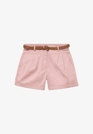 Shorts plissés rose clair avec ourlets retroussés et ceinture tressée marron avec une boucle ronde en métal.
