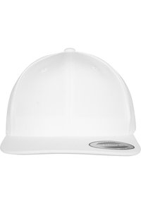 Fehér baseball sapka lapos szélekkel, texturált anyagból készült. A tetején kör alakú szellőzőnyílás található, illetve egy márkás matrica.