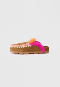 Chausson en suède marron de style mocassin, avec une doublure duveteuse rose et orange et une couture décorative rose et beige le long des bords.