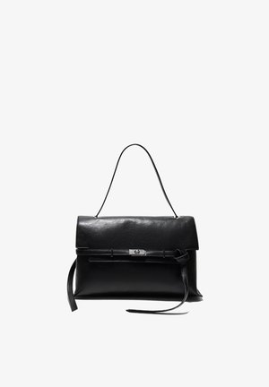 Borsa a mano in pelle nera con manico superiore, chiusura a patta e sottile cintura decorativa con fibbia in metallo color argento su sfondo bianco.