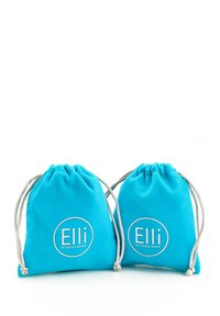 Dva malé modré vrecká so sťahovacou šnúrkou, bielymi šnúrkami a logami "Elli by Julie & Grace" vedľa seba na bielom pozadí.
