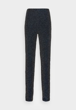 Czarne, wysokie spodnie slim fit z subtelną, błyszczącą fakturą, przedstawione na jednolitym jasnym tle.