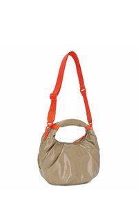 Sac à main en cuir verni beige avec une bandoulière orange réglable, forme arrondie, texture froncée et ouverture zippée sur le dessus.