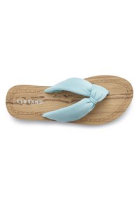 Vaaleansininen kangasremmi flip-flop, jossa on solmittu muotoilu, asetettuna puukuosiselle pohjalle. "ELBSAND"-logo näkyvissä jalkapohjassa.