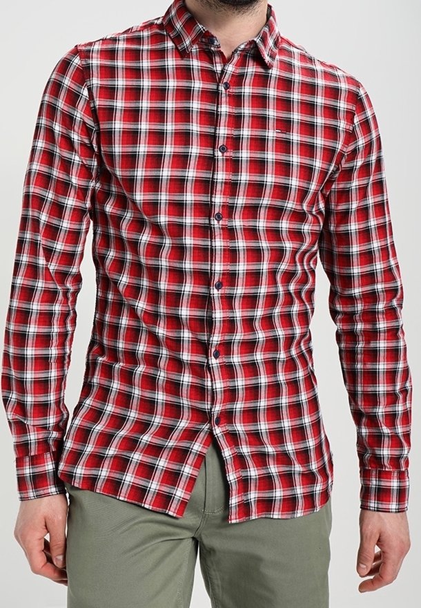 Chemise à carreaux rouge et blanche, boutonnée, avec une coupe ajustée, des manches longues, des boutons à l'avant et un col pointu. Tissu en mélange de coton.