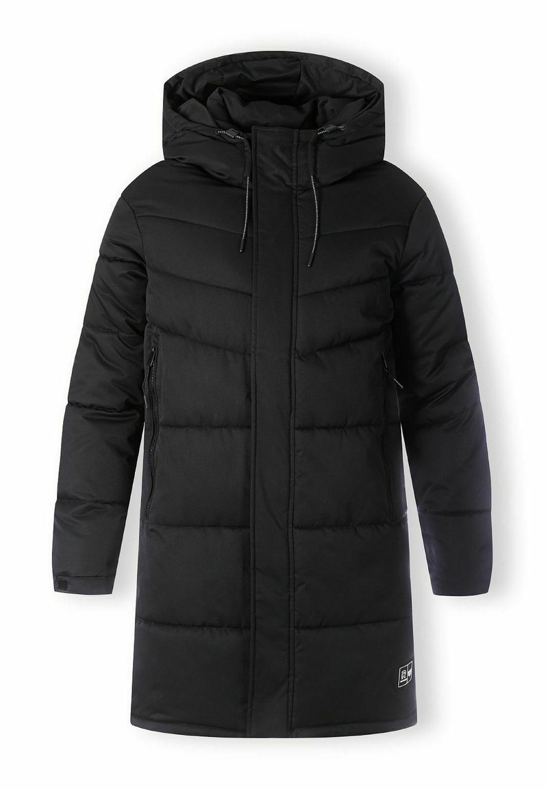 Čierny zateplený kabát s kapucňou, s rovný strihom, predným zipsom a bočnými zipsovými vreckami. Hladký, matný povrch s prešívaním.