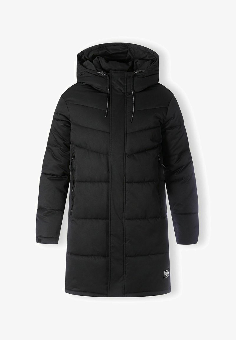 Čierny zateplený kabát s kapucňou, s rovný strihom, predným zipsom a bočnými zipsovými vreckami. Hladký, matný povrch s prešívaním.