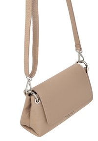 Borsa a tracolla in pelle beige con finitura testurizzata, pattina pieghevole, hardware in argento e tracolla regolabile con design a cucitura.