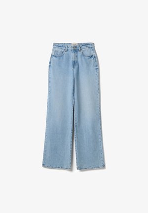Lichtblauwe wijde spijkerbroek van denim; heeft een hoge taille, vijf zakken en een knoopsluiting. Gladde textuur met subtiele vervaging.