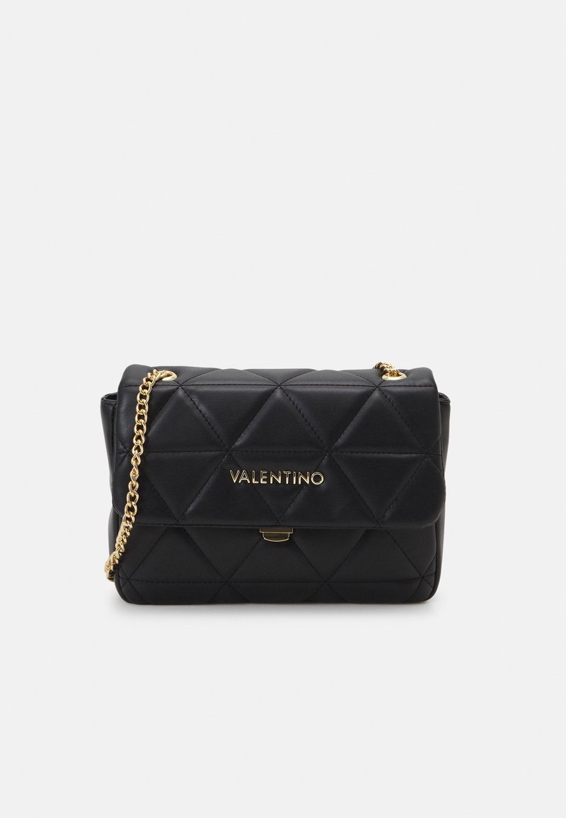 Schwarze gesteppte Leder-Umhängetasche mit einer goldenen Kettenriemen und Logodetail. Sie hat eine rechteckige Form und einen magnetischen Klappenverschluss.