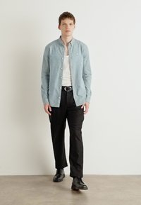 Tommy Jeans SLIM STRETCH OXFORD SHIRT - Ing - deep seawater