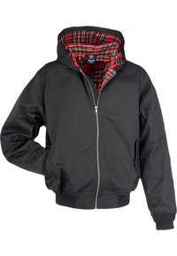 Zwarte jas met een rits aan de voorkant, capuchon en rode tartan voering. Voorzien van zijzakken en ribgebreide boorden en tailleband. Glad exterieur.