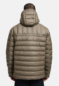 Pufferjakke i olivengrøn, med et quiltet mønster, hætte og en lynlåslomme på ryggen, fremstillet af skinnende, glat materiale.