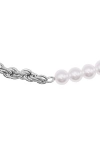 Bracelet en chaîne argentée avec des maillons entrelacés, agrémenté de quatre perles blanches lisses. Le design global est élégant et minimaliste.