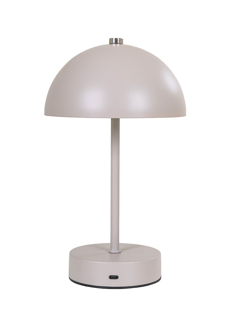Lámpara de mesa con una pantalla metálica en forma de cúpula en gris claro, un pie de metal delgado y una base circular con un puerto de carga USB.