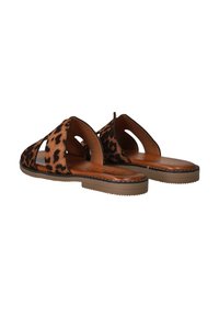 Sandales à glissière imprimées léopard avec des côtés découpés. Matériau en daim doux, semelle intérieure en cuir marron et semelle extérieure plate et durable. Motif texturé évident.