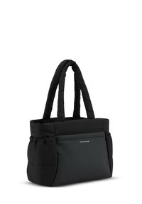 Musta olkalaukku pehmustetulla muotoilulla, jossa on kaksi vankkaa kahvaa, sileä pinta ja etutasku hienovaraisella brändäyksellä.