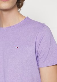Tommy Jeans SLIM JASPE CREW NECK - T-shirt básica - violet viola