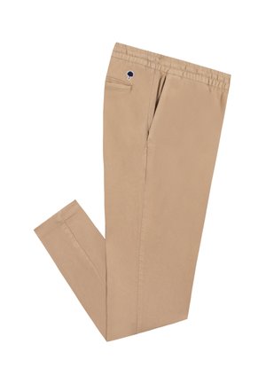 Pantalones beige con cintura elástica, bolsillos laterales y traseros, con un pequeño logo de árbol oscuro cerca de la cintura.