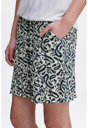 Pantalones cortos con estampado en tejido ligero que presentan un diseño floral en azul marino sobre un fondo crema. Incluyen bolsillos laterales y una cinturilla elástica.