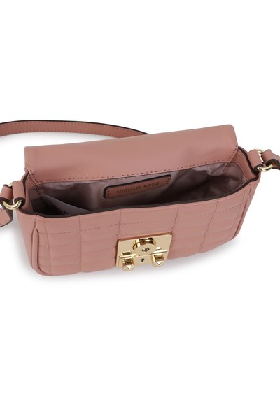Sac à main en cuir rose avec un fermoir doré ; présente une texture matelassée et une seule bandoulière. L'intérieur est doublé de tissu.