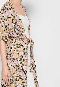 Kwiatowy kimono z krótkimi rękawami, zdobione żółtymi, różowymi i niebieskimi kwiatami na czarnym tle; z paskiem w talii. Lekki materiał.