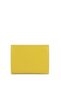Portafoglio giallo in pelle con superficie texture, forma rettangolare e cuciture bianche lungo i bordi. Design compatto per una facile conservazione.