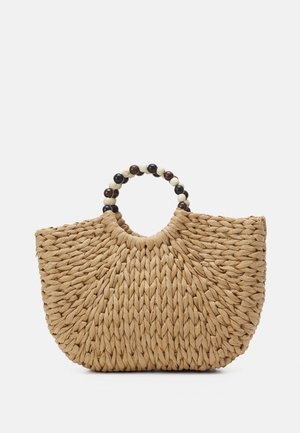 Sac à main en paille tressée de forme demi-cercle avec une anse circulaire composée de perles en bois alternant foncé et clair.