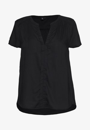 Blusa negra de manga corta confeccionada en tela ligera, con escote en V, detalles plisados y dobladillo curvado.
