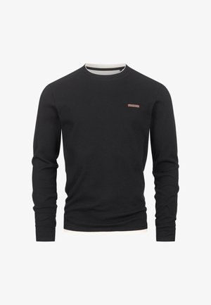 Sort langærmet sweater med ribbet tekstur, rund halsudskæring og en kontrasterende hvid indre krave. Har et lille logo på brystet.