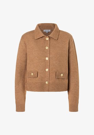Brauner kurzer Cardigan aus weichem Material. Verfügt über einen Kragen, sechs goldene Knöpfe und zwei Fronttaschen mit Klappen.