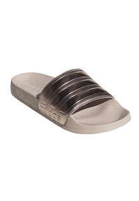 Chancla Adidas, que presenta una base de goma gris claro y una parte superior sintética gris oscuro brillante con tres franjas horizontales y detalle del logo.