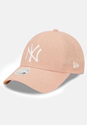Rosa Baseballcap aus strukturiertem Stoff, mit einem weißen, gestickten NY-Logo auf der Vorderseite und einem kleinen Logo an der Seite.