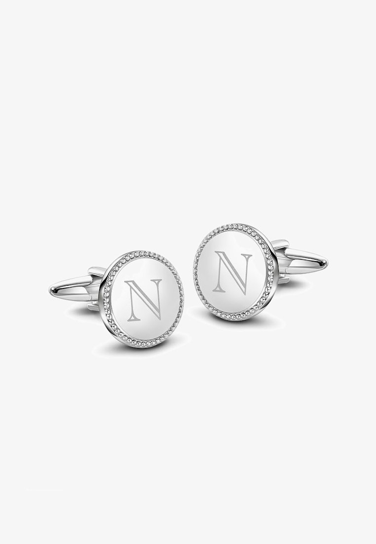 Srebrne spinki do mankietów z okrągłymi, białymi tarczkami z wygrawerowanym "N" i koralikowym wykończeniem. Gładkie wykończenie i polerowany metal.
