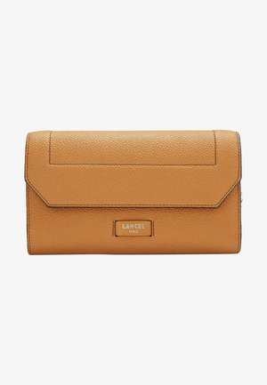 Portefeuille en cuir tan avec texture grainée, doté d'une fermeture à rabat et d'un logo embossé. Bords arrondis et coutures contrastantes.