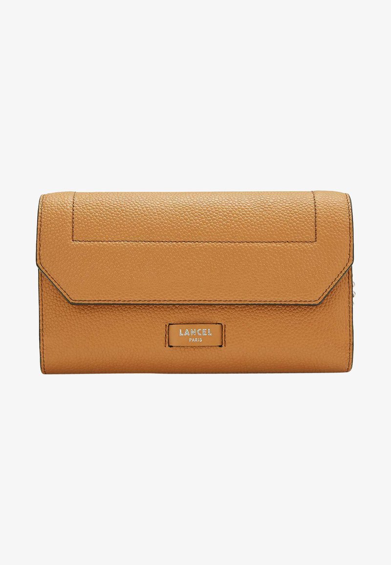 Portefeuille en cuir tan avec texture grainée, doté d'une fermeture à rabat et d'un logo embossé. Bords arrondis et coutures contrastantes.