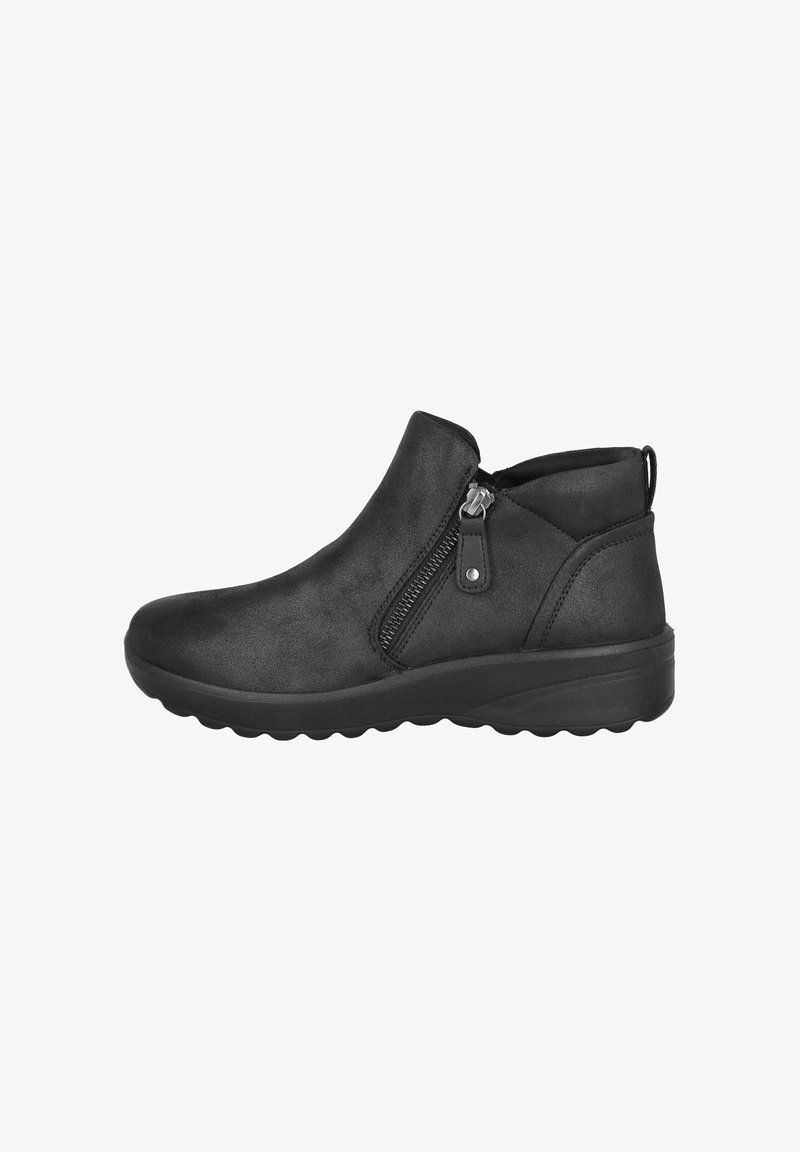 Bota negra hasta el tobillo hecha de material sintético suave, con cremallera lateral y suela de goma texturizada. Diseño elegante con punta redondeada.