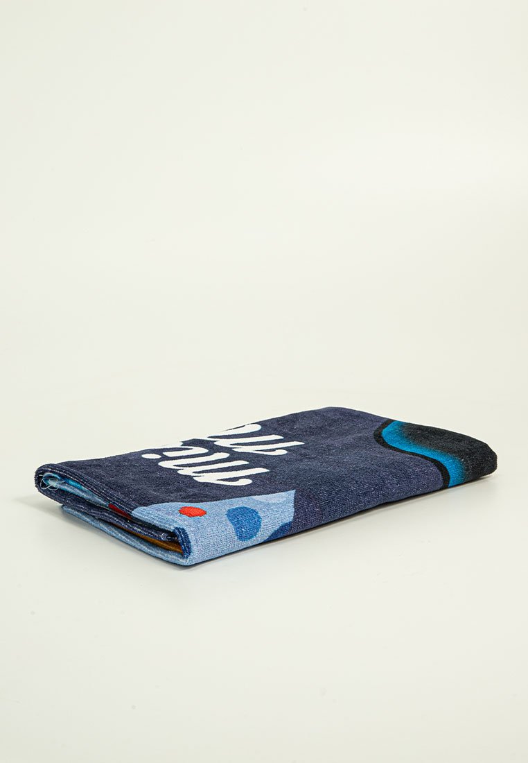 Toalla azul y marino con un diseño gráfico juguetón que incluye texto. Textura suave, forma rectangular y acentos de color contrastantes.